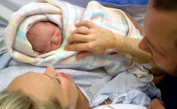 Can the mother see the birth of the child in case of caesarean?