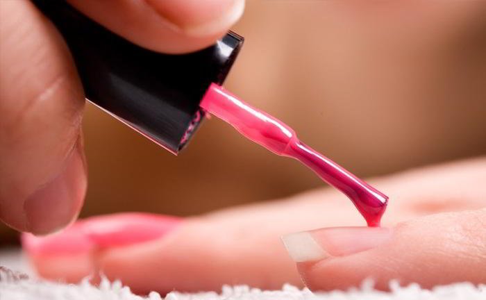 Is it harmful to apply nail polish?