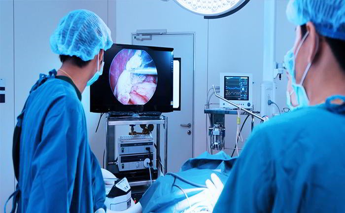 Is operation suggested for Para-umbilical hernia?