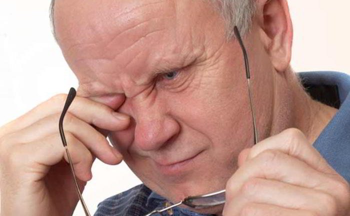 My father sometimes has some loss of vision for around 15-20 minutes. What could be the problem?