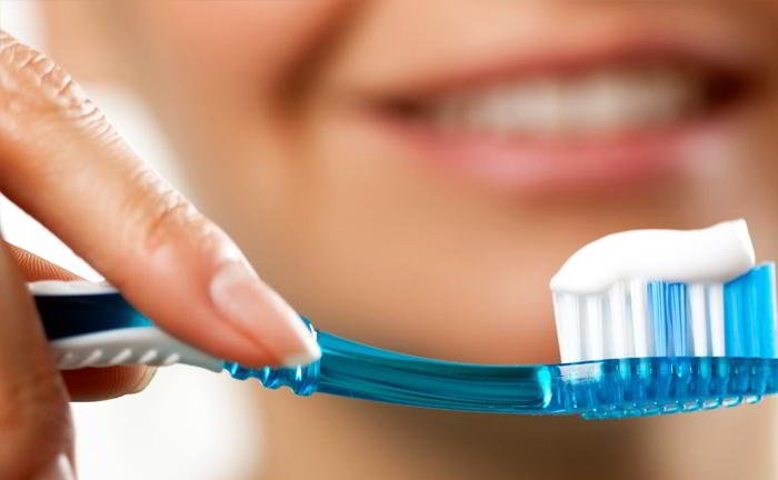 What is the right way to brush our teeth?